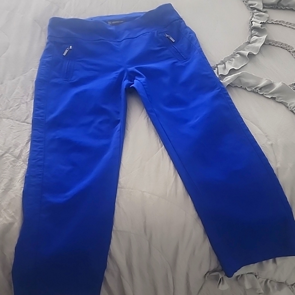 Petite size Pull on, high-rise Capri pants. Very stretchy, beautiful color. 6P